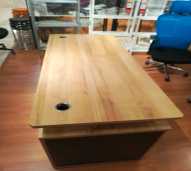 Meja kerja kayu