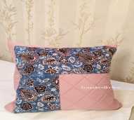Sarung bantal motif batik 