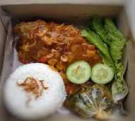 Nasi kotak lauk nila saus / tempoyak + sayur+ sambal campur+ mineral gelas + kerupuk+ buah+ sendok dan tisu